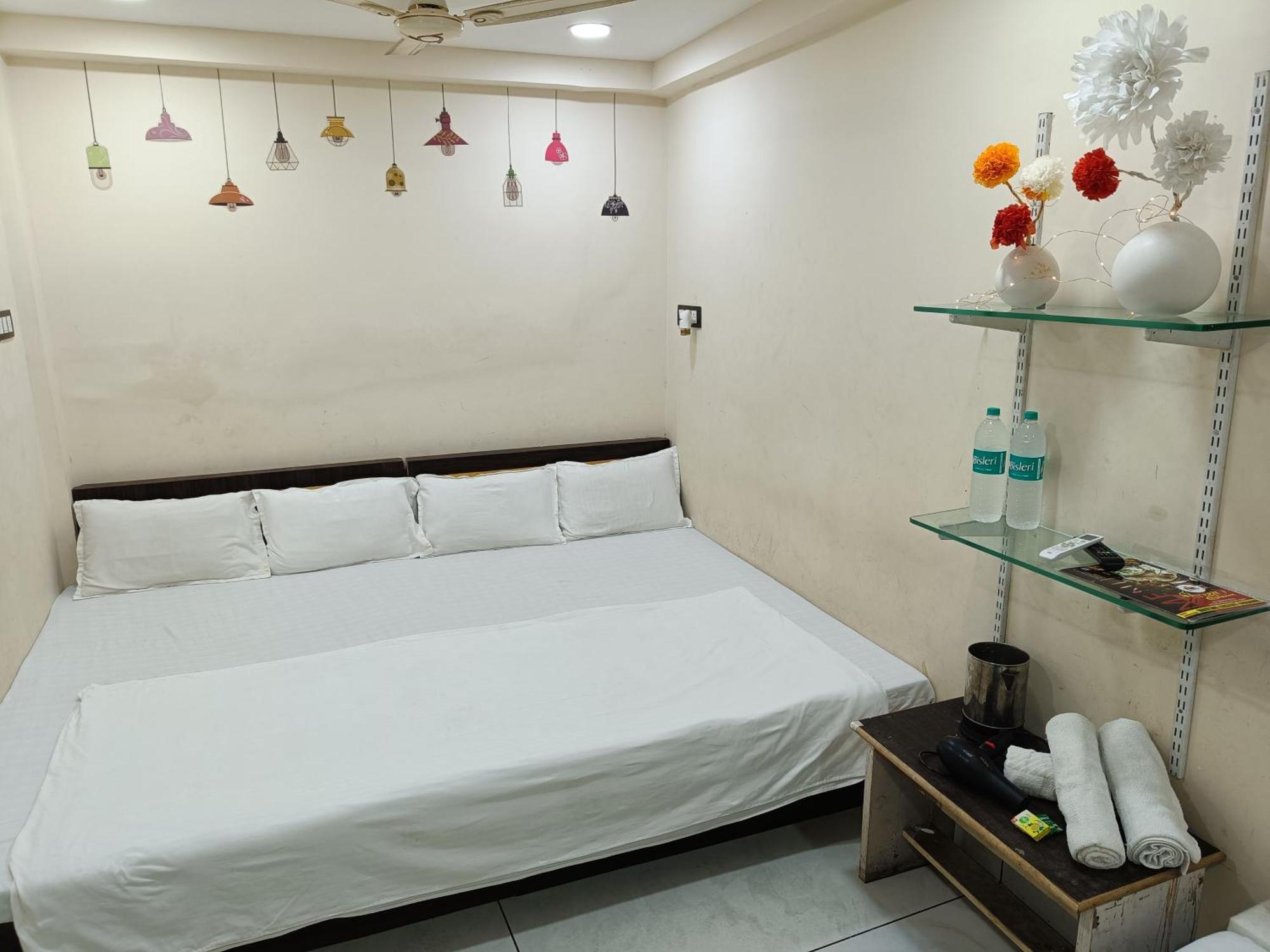 Hotel S Tower Ujjain Exteriör bild