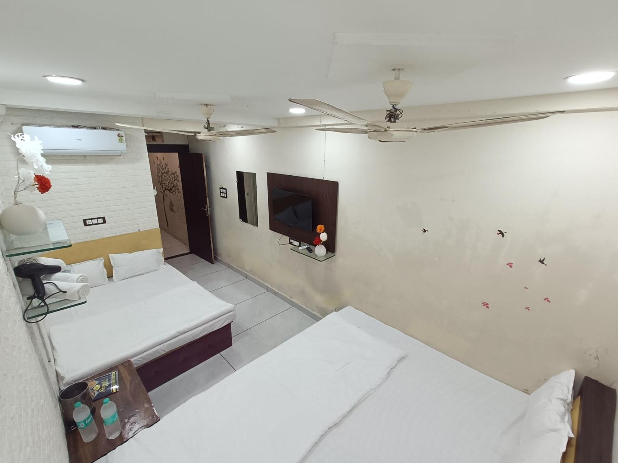 Hotel S Tower Ujjain Exteriör bild