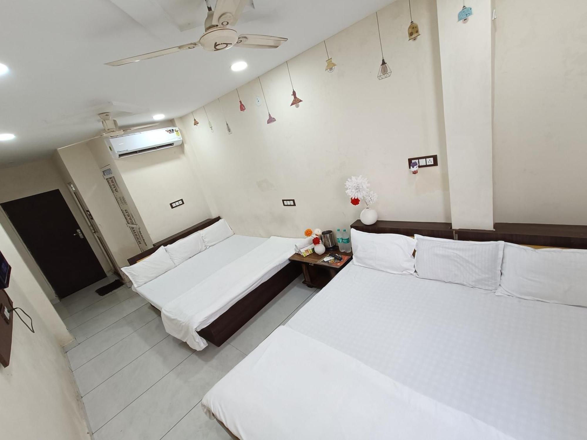 Hotel S Tower Ujjain Exteriör bild