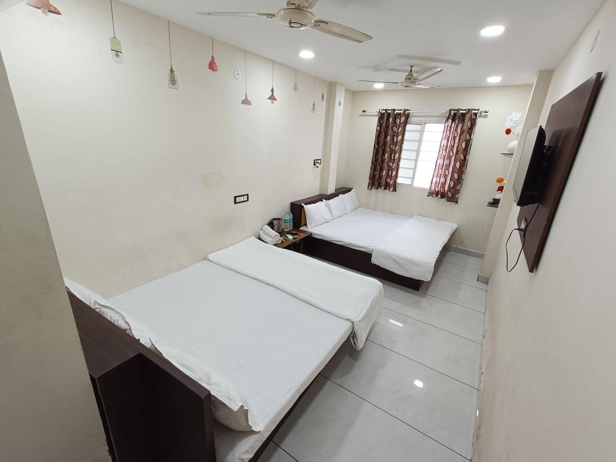 Hotel S Tower Ujjain Exteriör bild