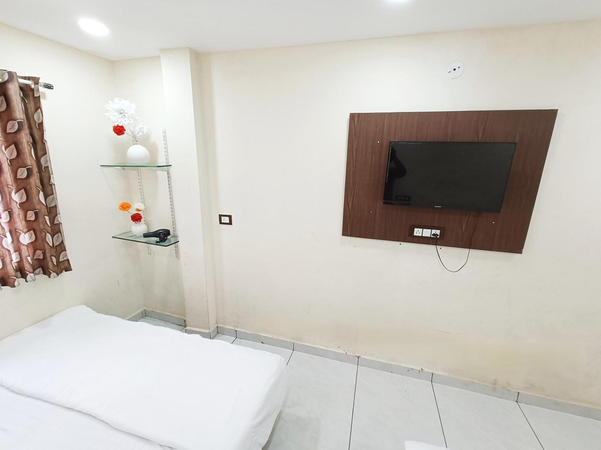 Hotel S Tower Ujjain Exteriör bild