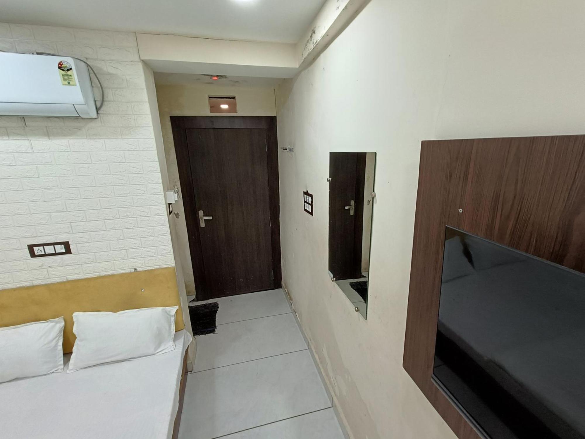 Hotel S Tower Ujjain Exteriör bild