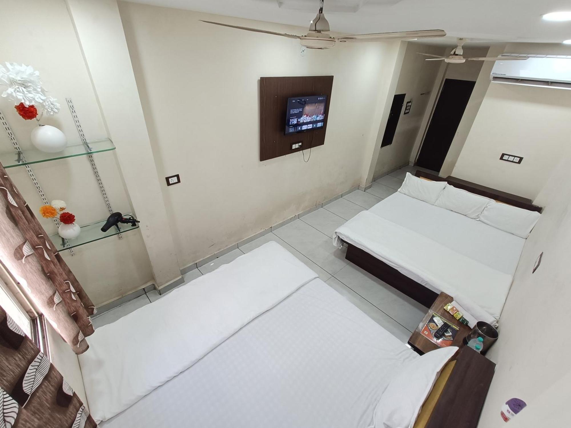 Hotel S Tower Ujjain Exteriör bild