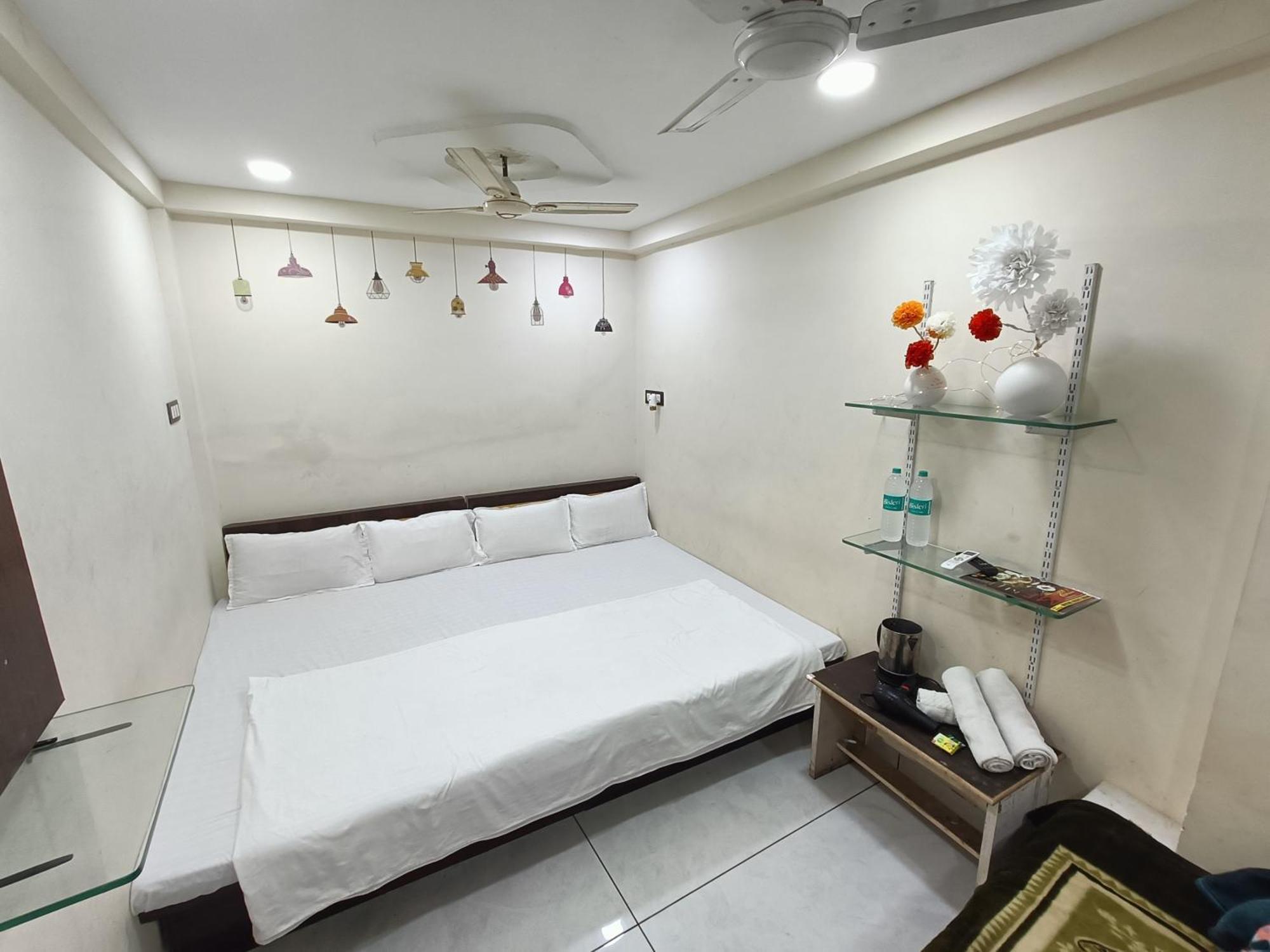 Hotel S Tower Ujjain Exteriör bild