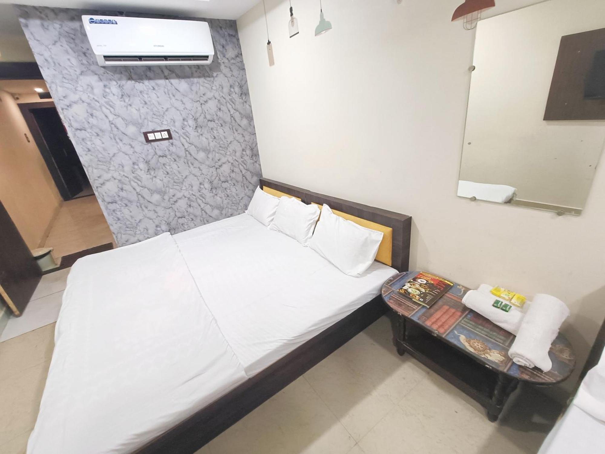 Hotel S Tower Ujjain Exteriör bild
